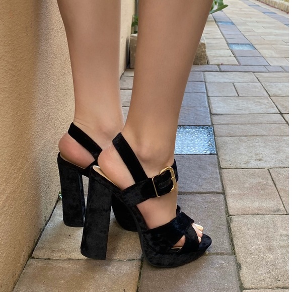 The Favorite Chunky Heel Sandals - Picture 3 of 5
